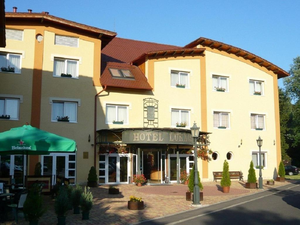 Hotel Lukacs Superior Казинцбарцика Экстерьер фото