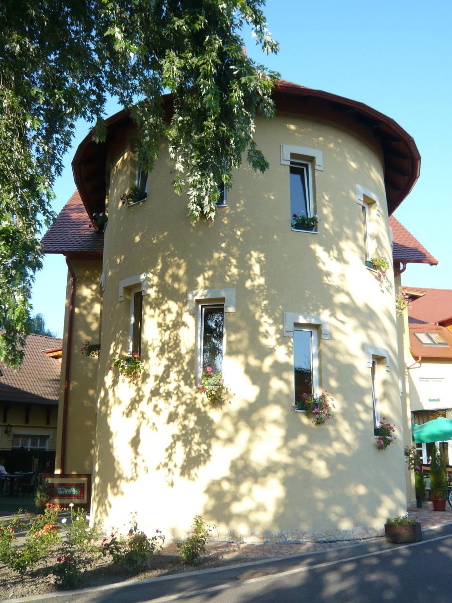 Hotel Lukacs Superior Казинцбарцика Экстерьер фото